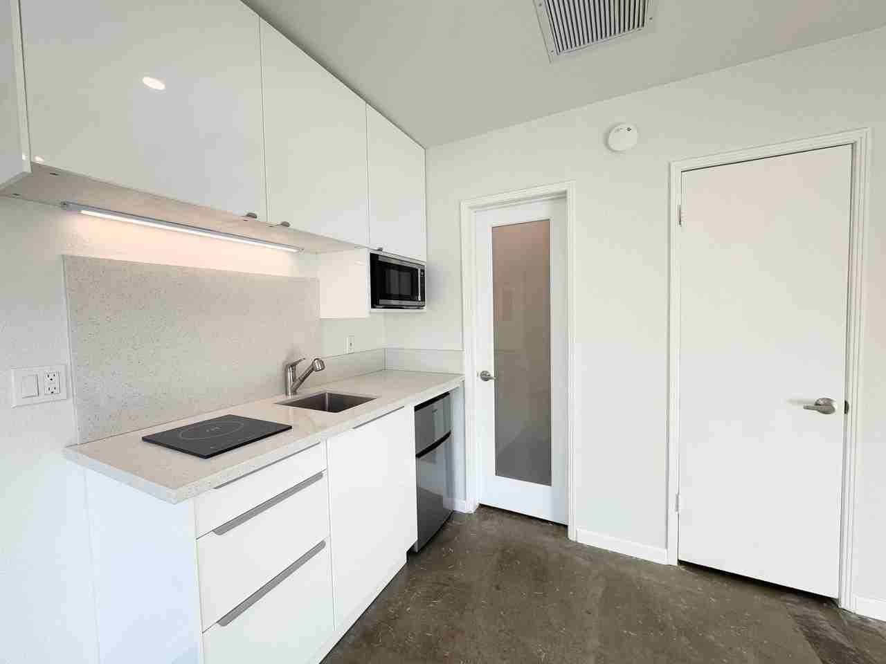 700 N Riverside Dr #4 - Photo 6 of 17