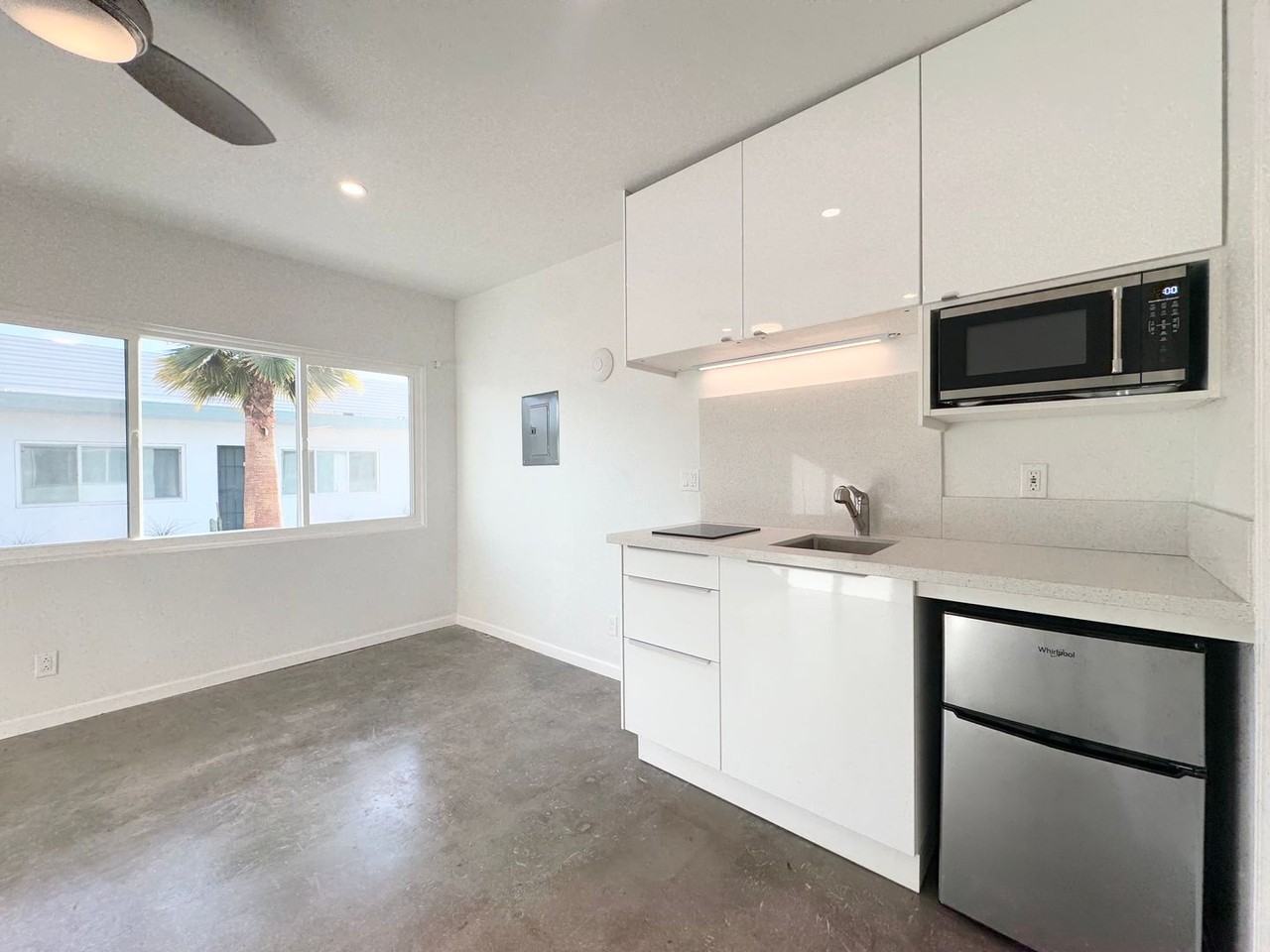 700 N Riverside Dr #4 - Photo 7 of 17