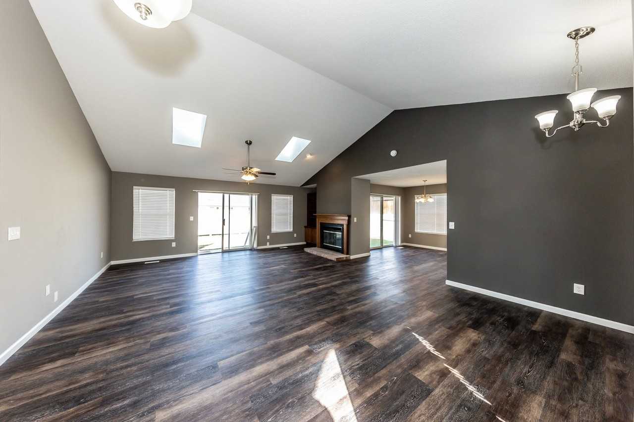 1113 S Walnut St - Photo 2 of 31
