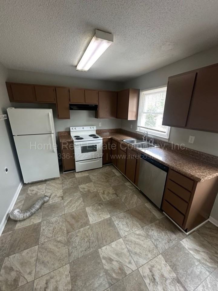 4671 Ogburn Ave - Photo 3 of 8