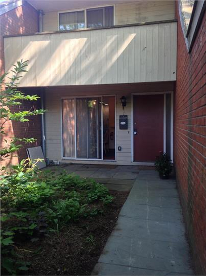 388 College St #1 - Photo 2 of 10