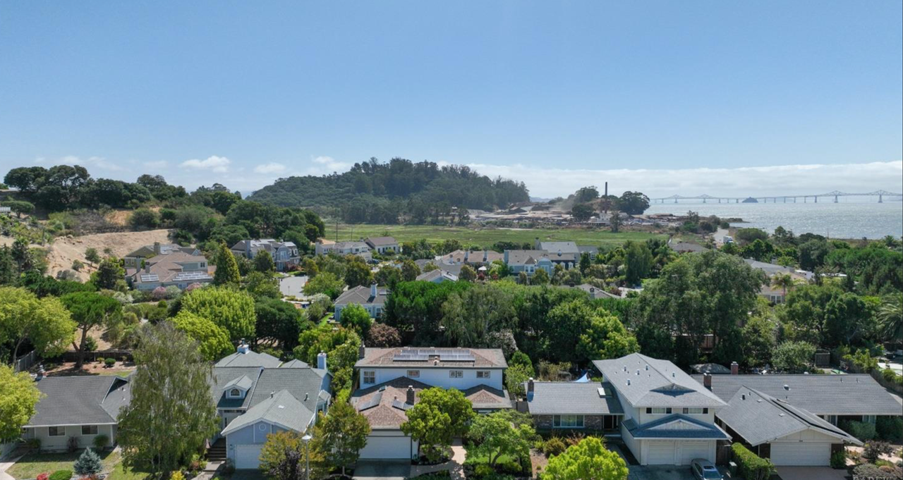 212 Riviera Dr - Photo 2 of 21