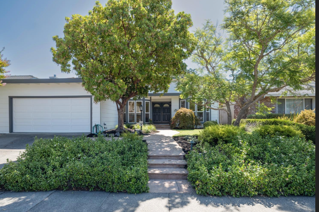 212 Riviera Dr - Photo 3 of 21