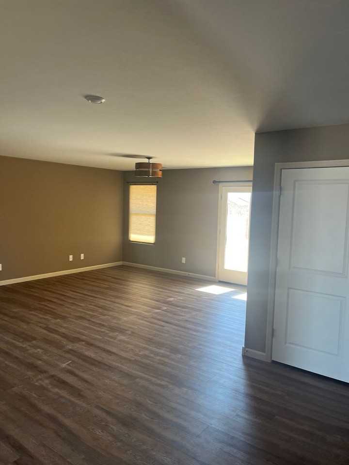 1617 W Cottonwood Bluffs Dr - Photo 3 of 10