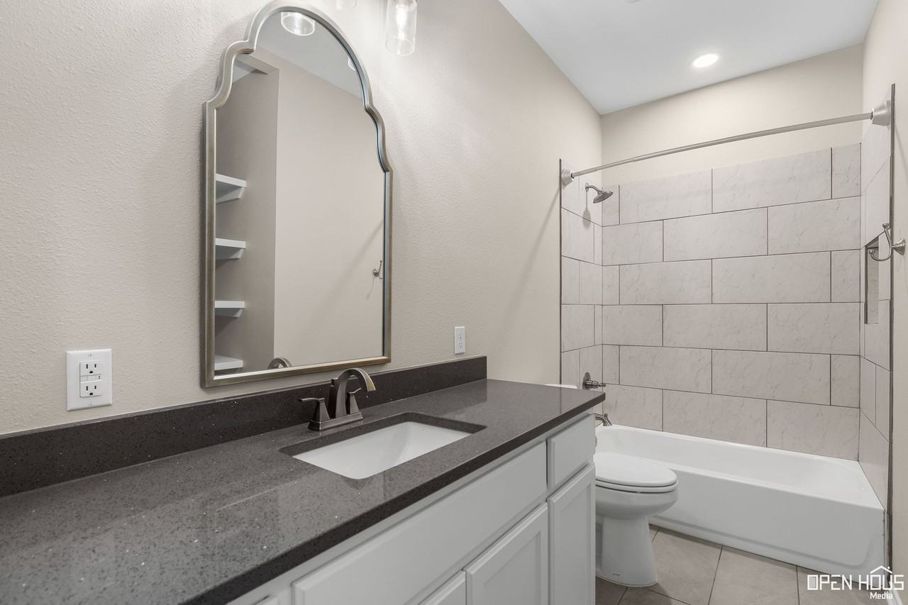 325 Driftwood Ln - Photo 4 of 26