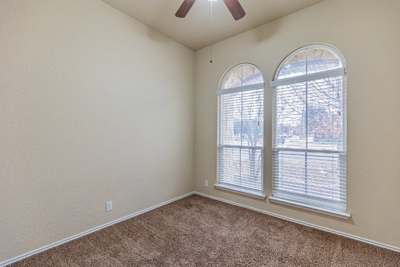 9023 Hubbard Hl - Photo 4 of 36