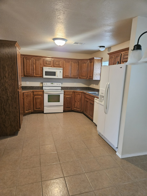 103 W 11th St #103 - Photo 3 of 7