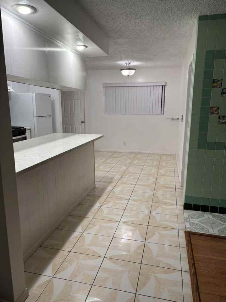 Sultana Avenue - Photo 2 of 16