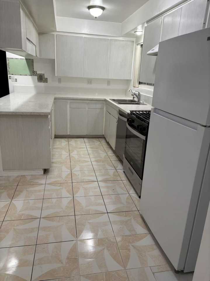 Sultana Avenue - Photo 3 of 16