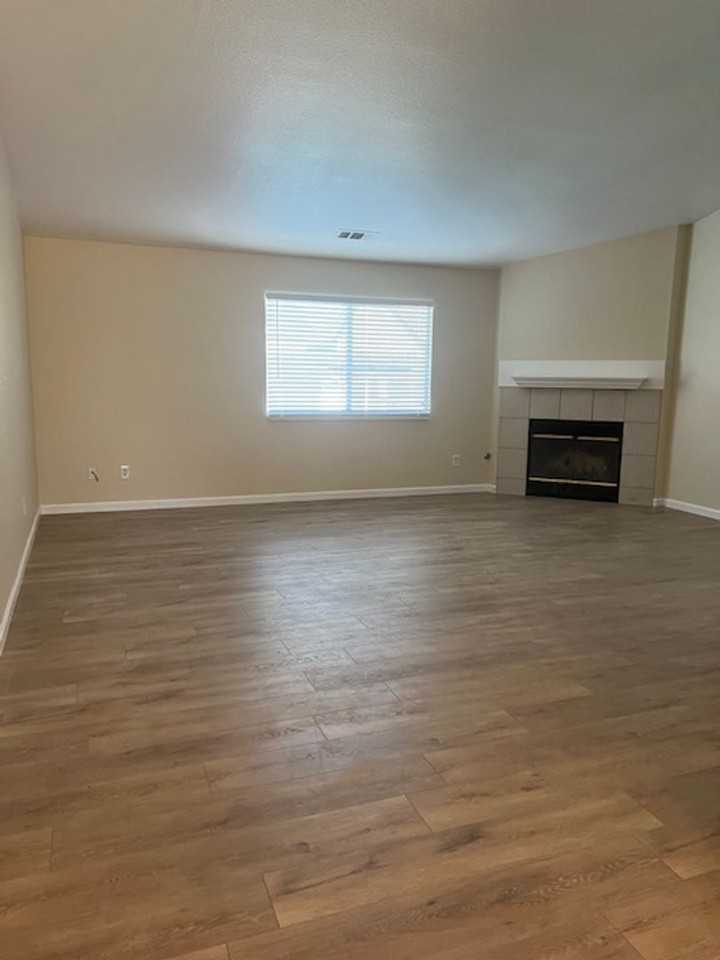 1480 Bentley Dr - Photo 2 of 11