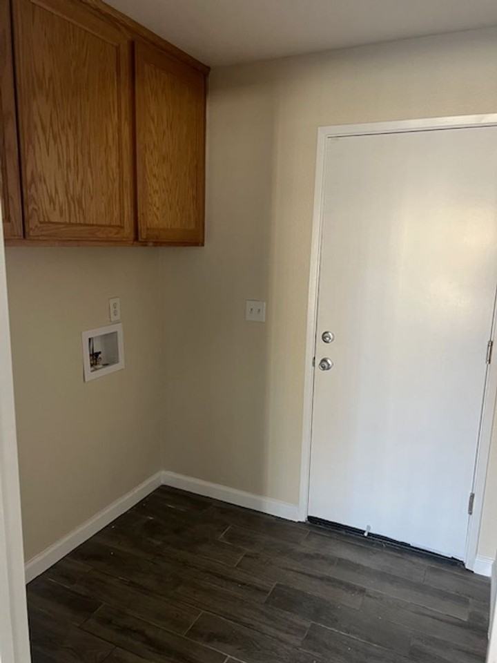 1480 Bentley Dr - Photo 3 of 11