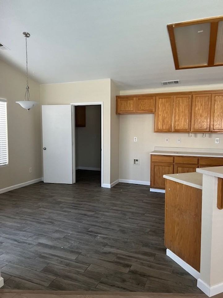 1480 Bentley Dr - Photo 4 of 11