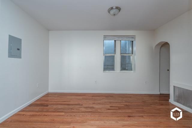 607 E 8th St - Photo 3 of 10