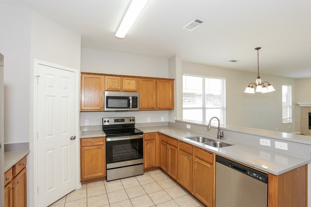7633 Hollow Forest Dr - Photo 7 of 16