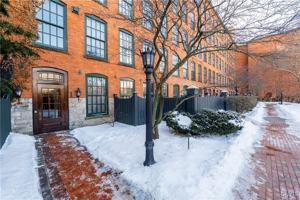 featured image of 429 N Franklin St