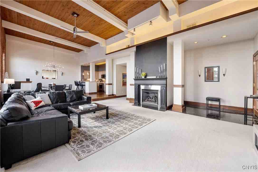 429 N Franklin St - Photo 7 of 39