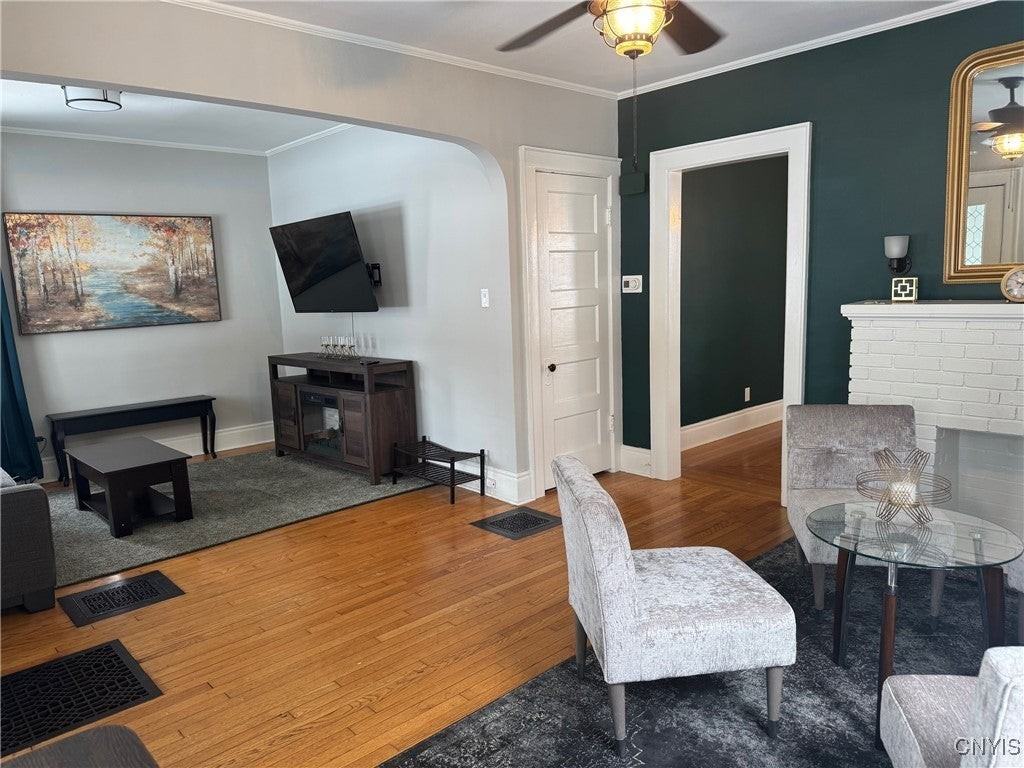 657 Allen St - Photo 4 of 20