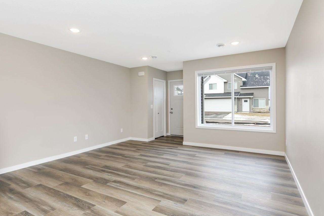 6020 Manchester Ave Ne - Photo 3 of 23