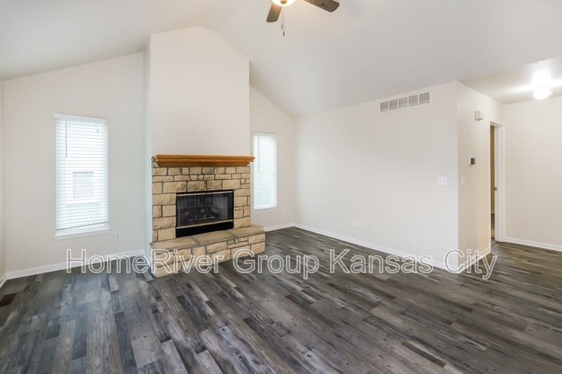 331 E 12th St - Photo 3 of 21