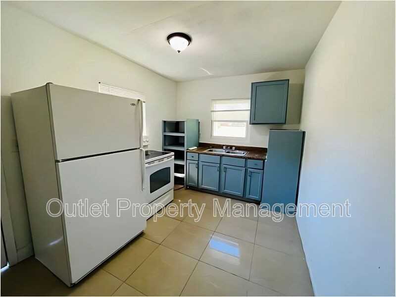 918 E 10th St #918A - Photo 2 of 6