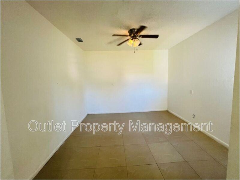 918 E 10th St #918A - Photo 4 of 6