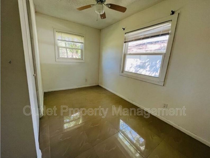 918 E 10th St #918A - Photo 5 of 6