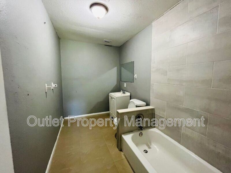 918 E 10th St #918A - Photo 6 of 6