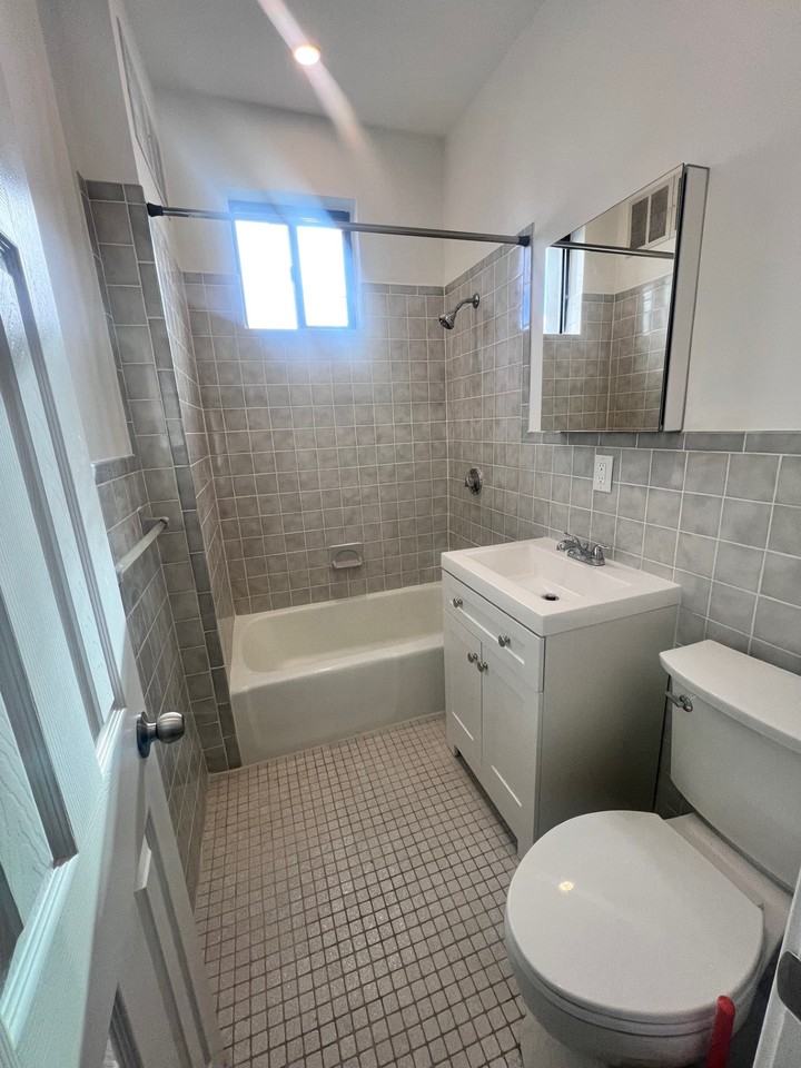 Burbank St #17 - Photo 7 of 10