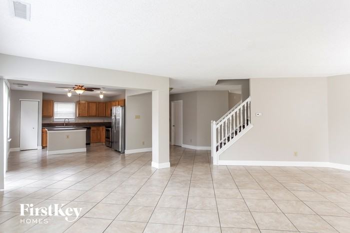 2210 Shadowbrook Dr - Photo 3 of 15