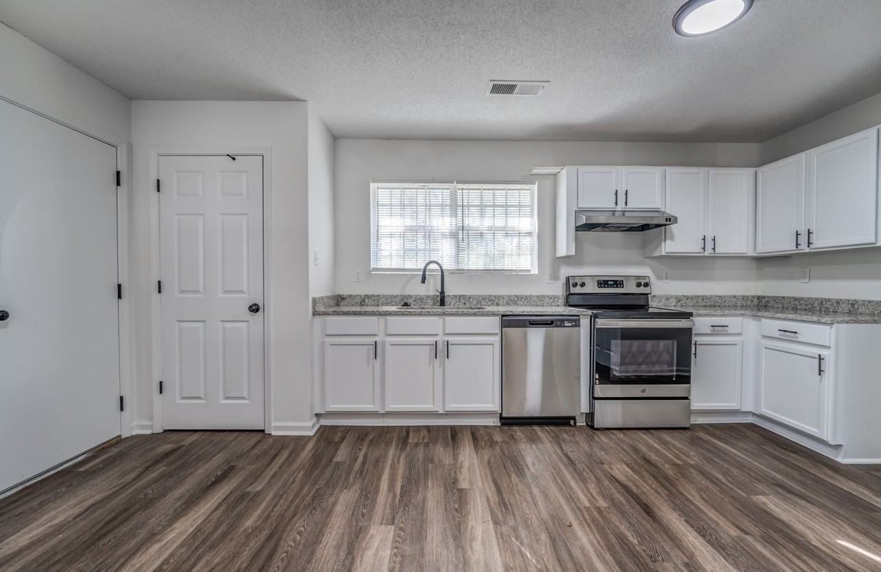 2551 Parkview Dr - Photo 3 of 33