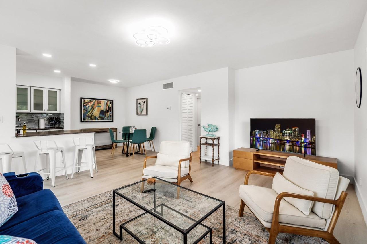 1634 Southwest 4th Avenue - Photo 3 of 15