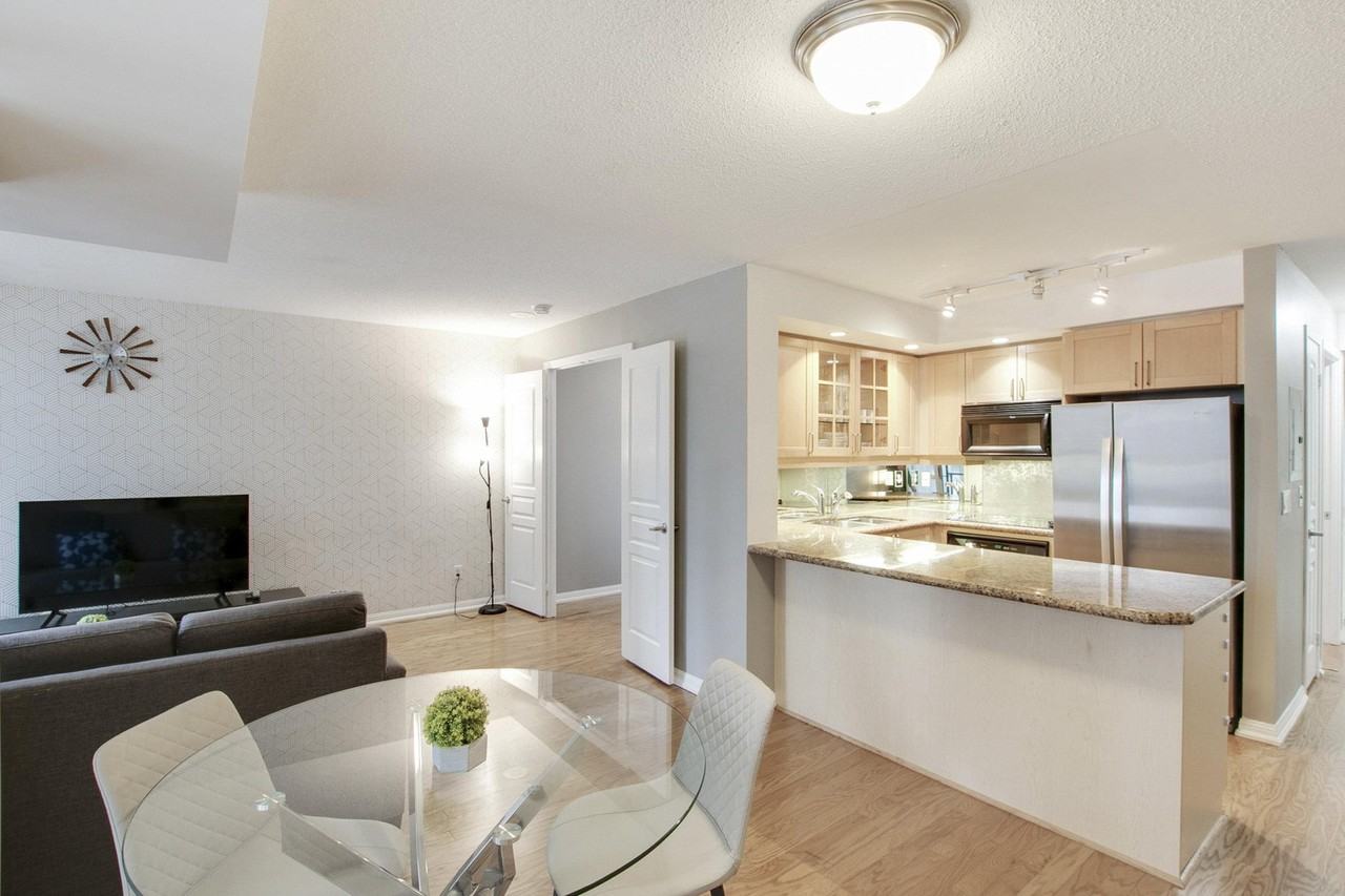 136 Simcoe Street - Photo 3 of 24