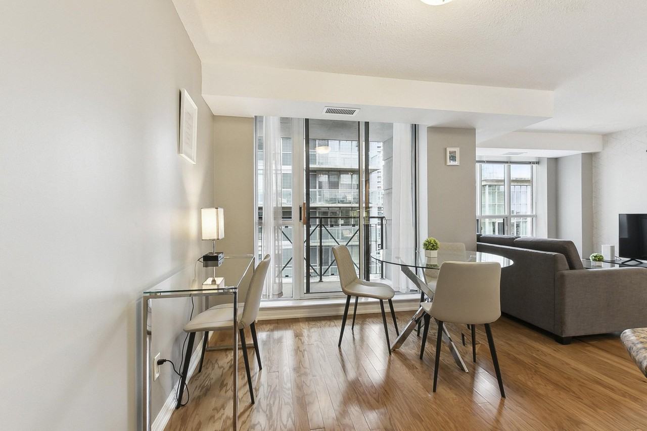 136 Simcoe Street - Photo 4 of 24