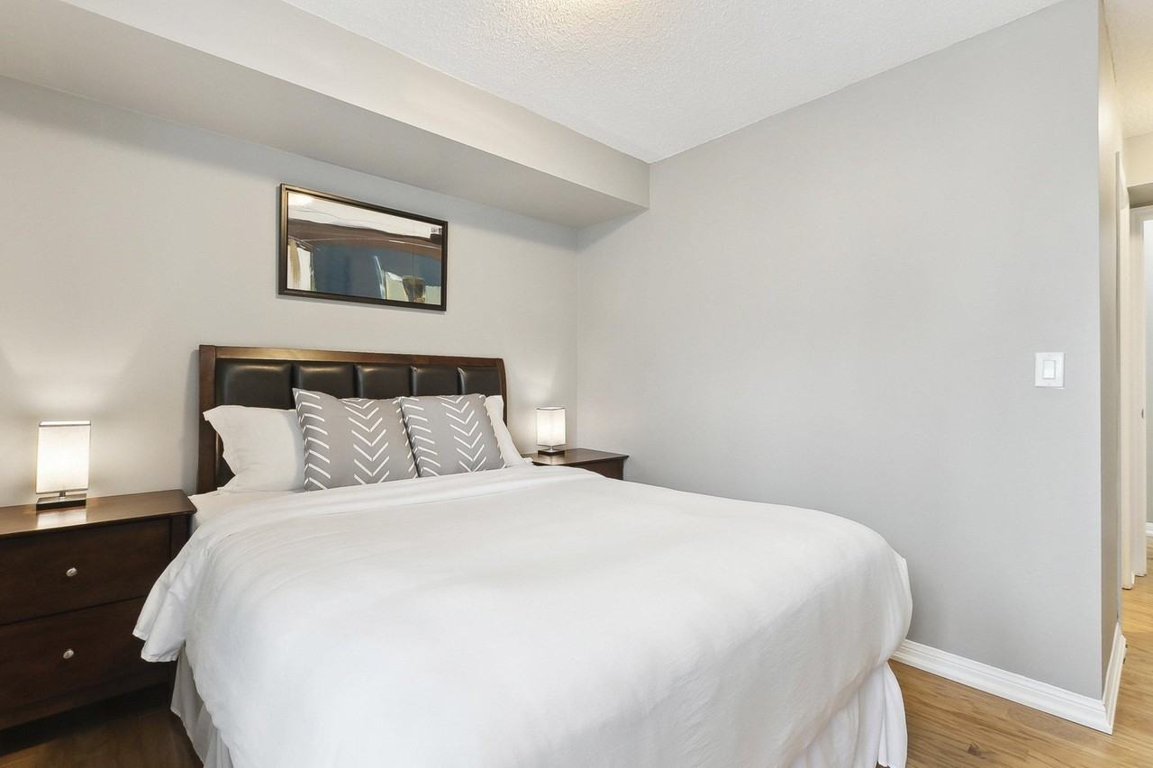 136 Simcoe Street - Photo 6 of 24