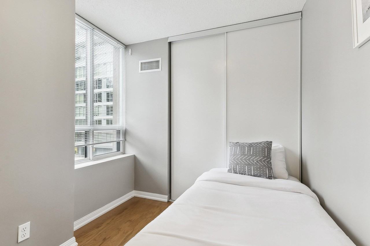 136 Simcoe Street - Photo 7 of 24