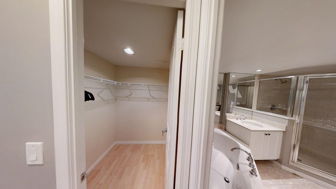 136 Simcoe Street - Photo 7 of 12