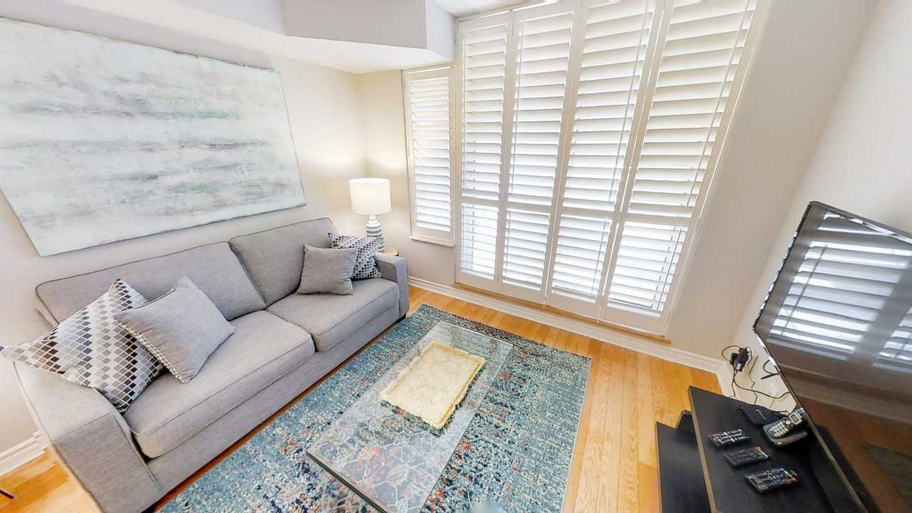 270 Wellington Street West - Photo 2 of 19