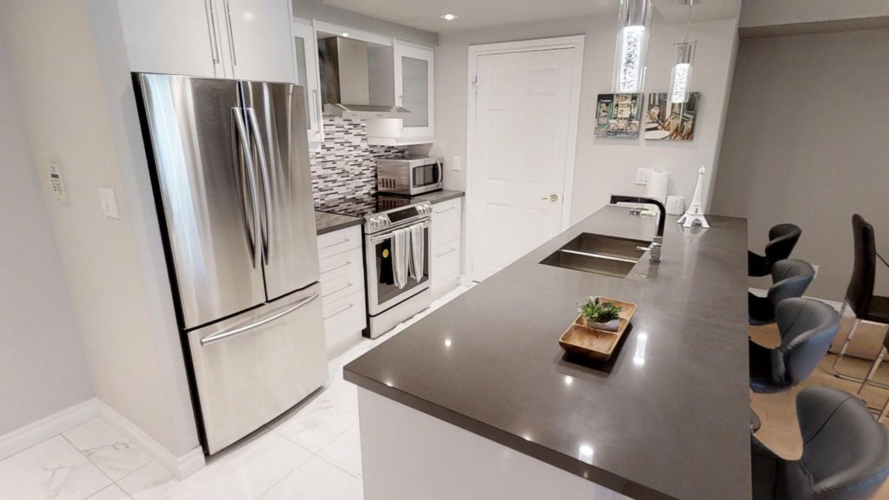 168 Simcoe Street - Photo 6 of 10