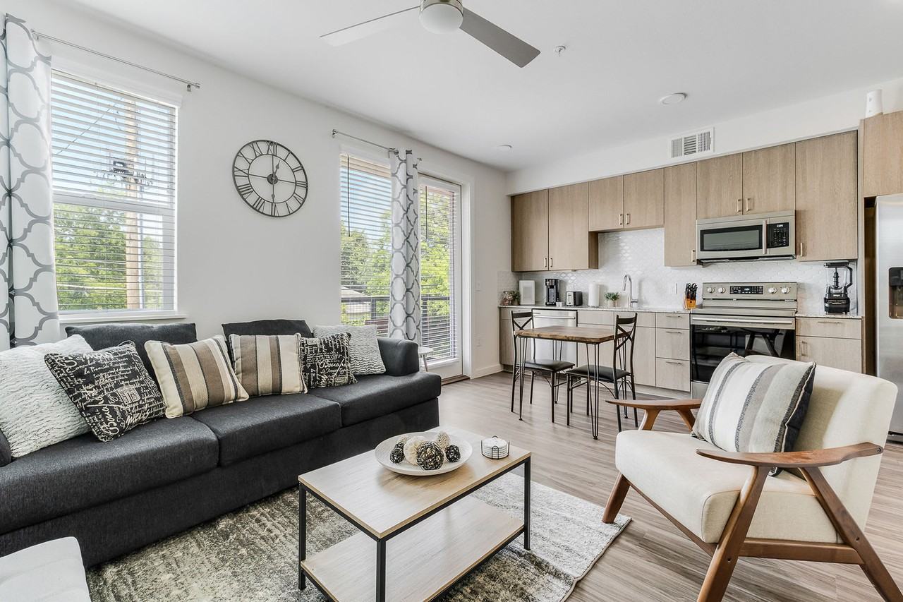 1500 N Henderson Ave #1018232P - Photo 2 of 19