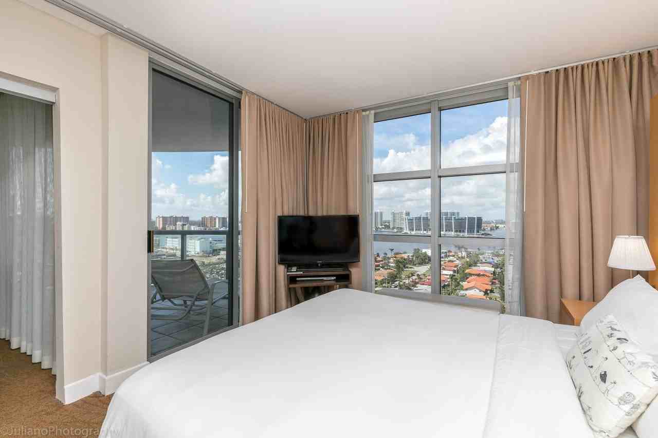 18683 Collins Avenue - Photo 7 of 66