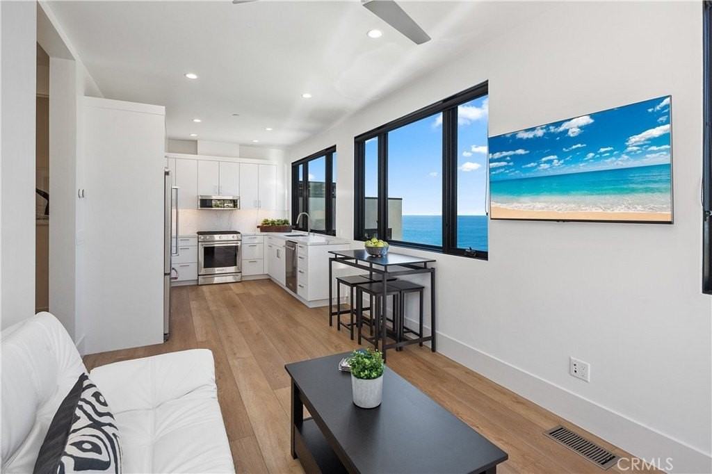 565 Fern St #B - Photo 3 of 20