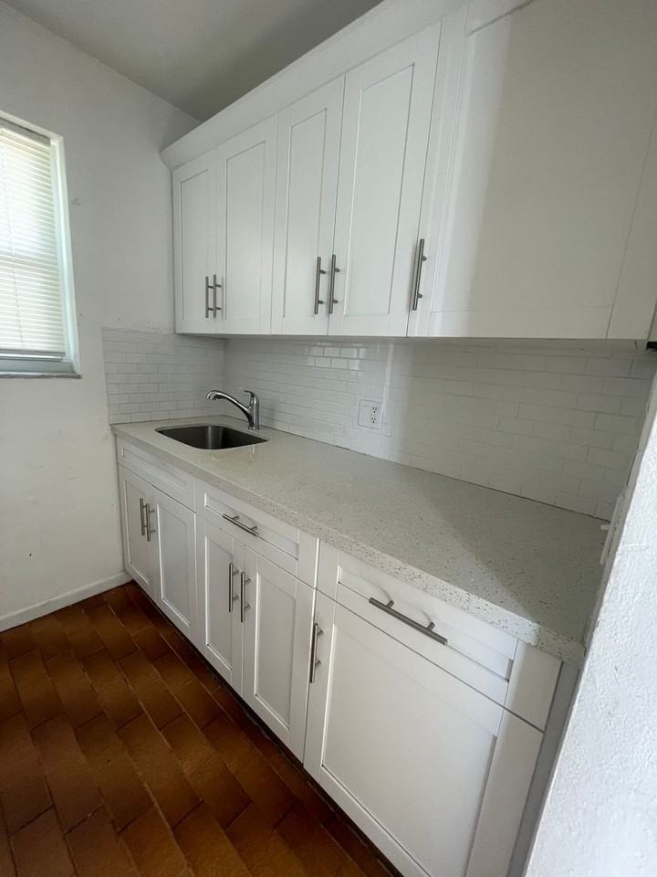 224 SW 4 Ave - Photo 2 of 13