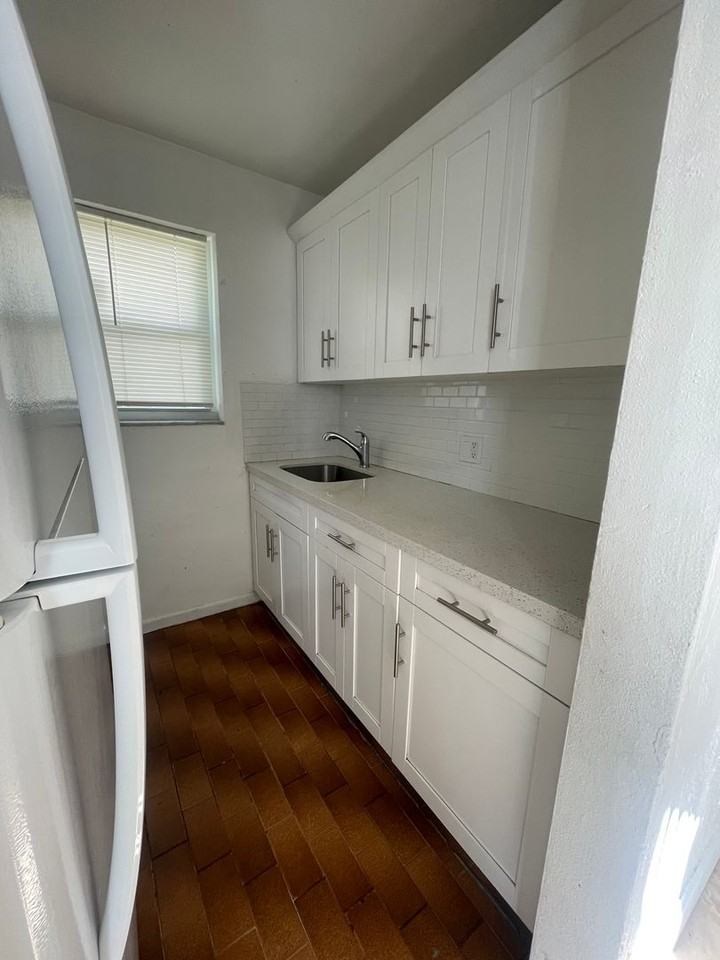 224 SW 4 Ave - Photo 4 of 13