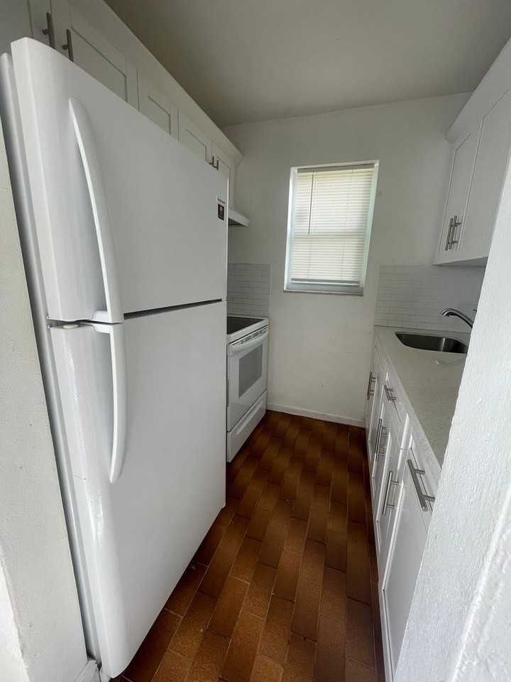 224 SW 4 Ave - Photo 5 of 13