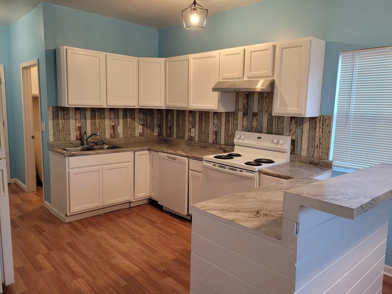 1631 N Hydraulic St - Photo 6 of 12