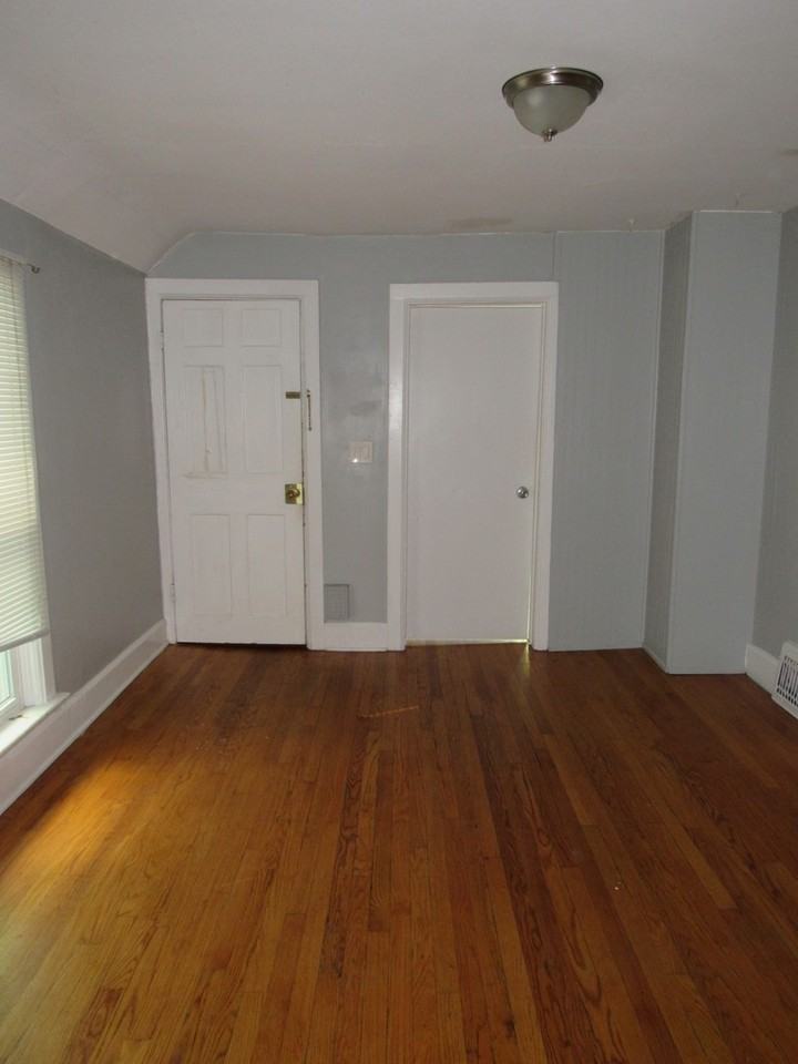 512 W Doty St #2 - Photo 3 of 16