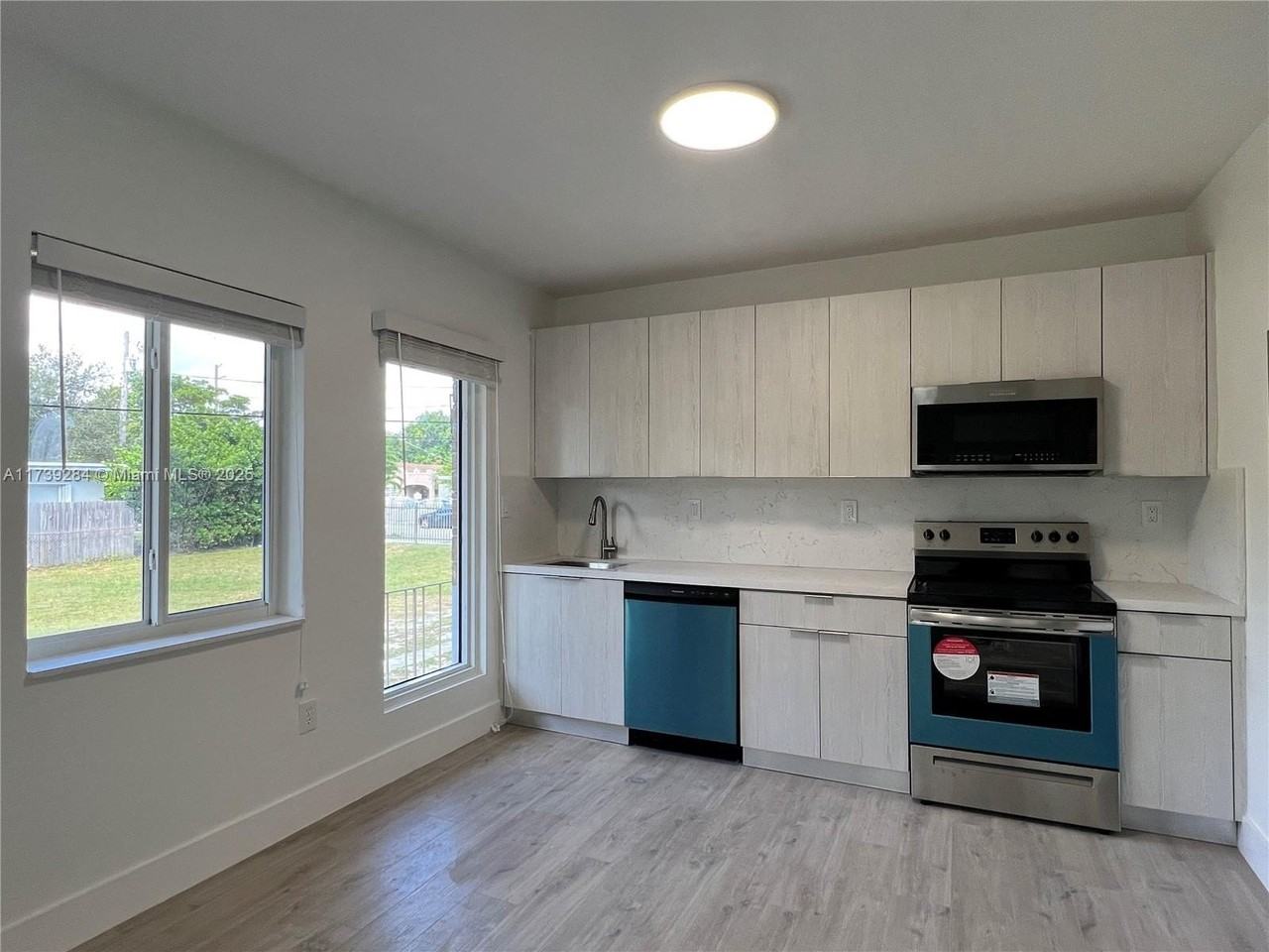 246 Nw 49th St #B - Photo 2 of 19