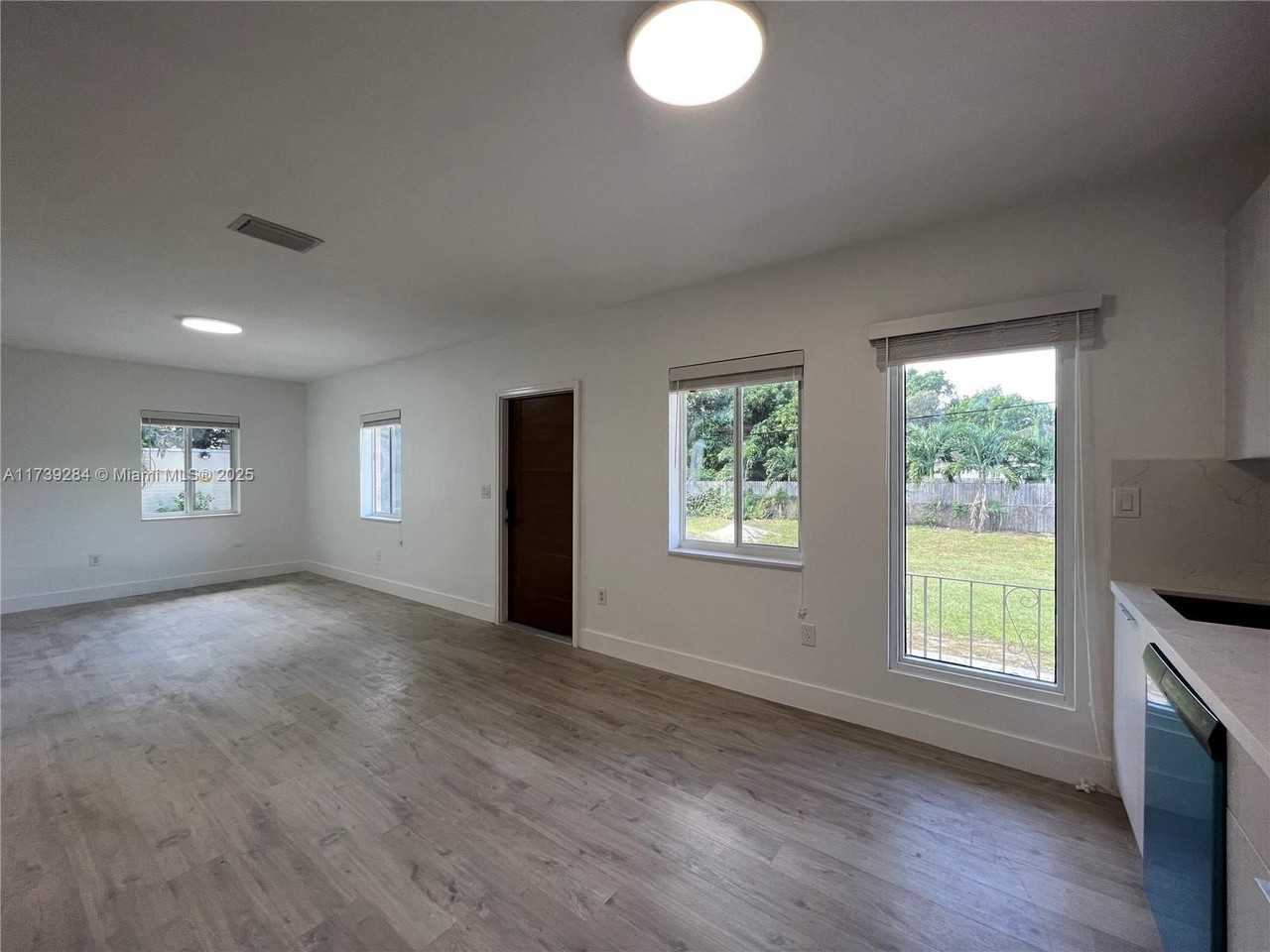 246 Nw 49th St #B - Photo 4 of 19