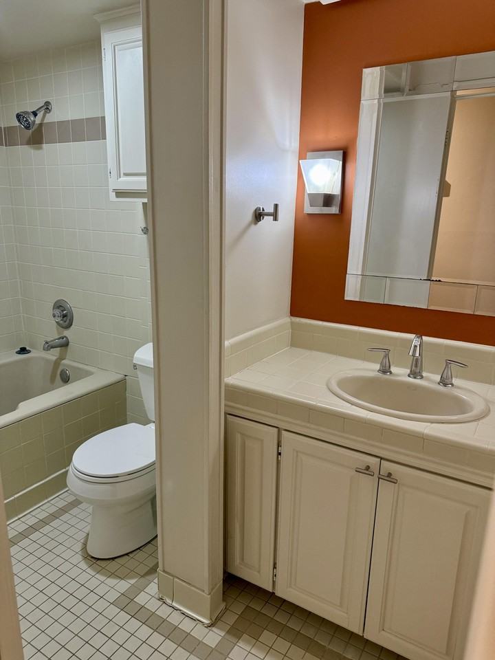 E 32nd Pl - Photo 5 of 10