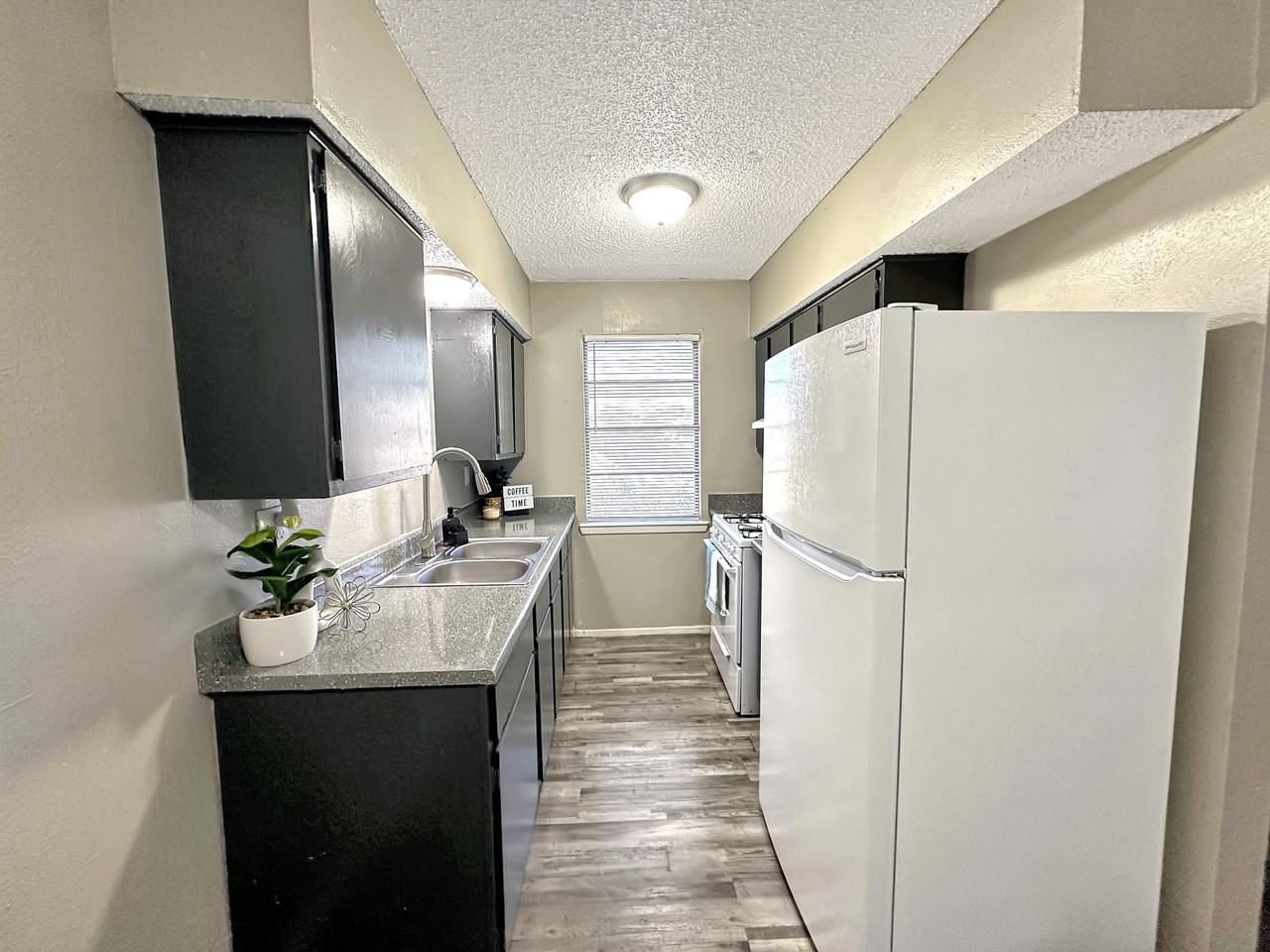 Sunscape Apartments - Photo 6 of 27